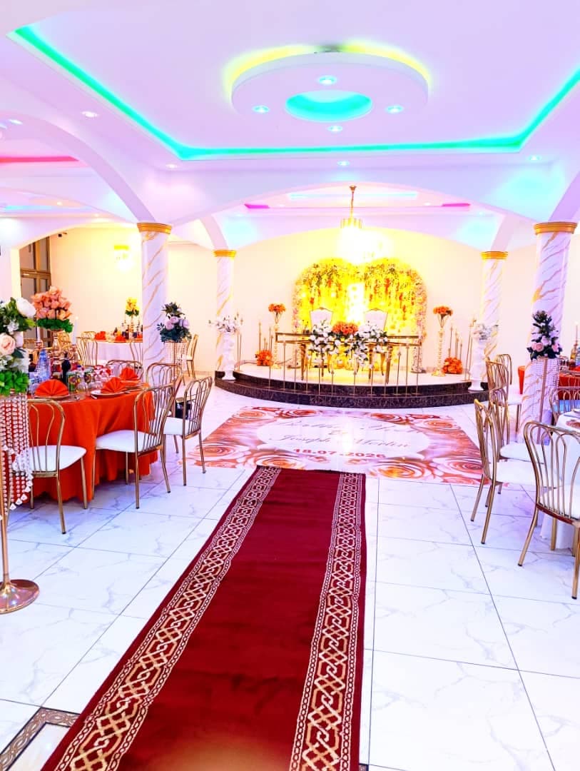 Allée en tapis rouge menant à la scène des mariés sous les LED colorées de la Salle Haut de Gamme