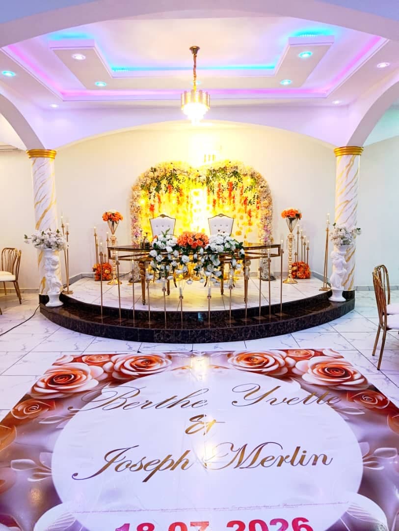 Trône des mariés sous une arche florale lumineuse dans la Salle Haut de Gamme Gold Premium