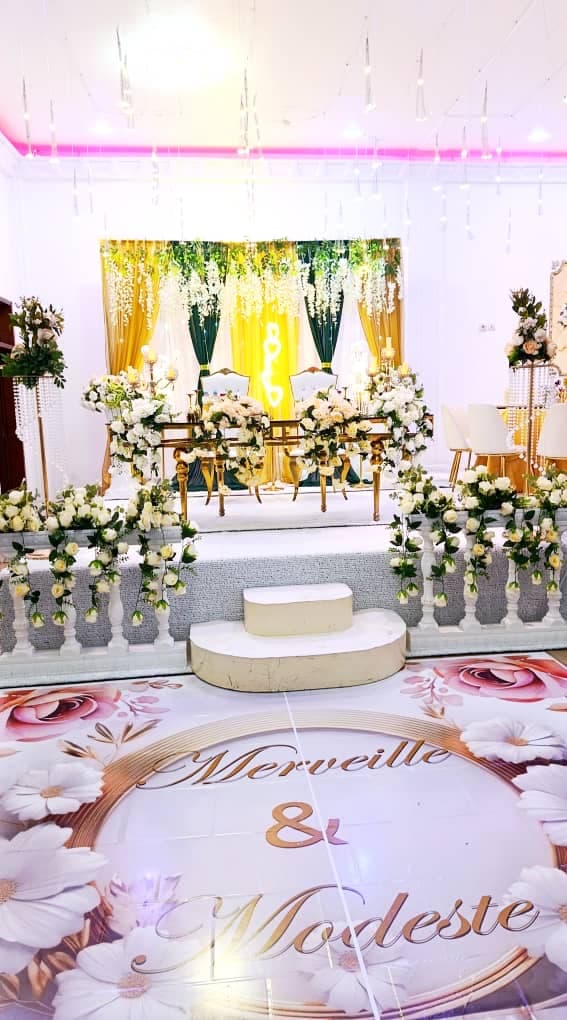 Grande Salle Prestige avec allée en tapis rouge, colonnes en marbre et lustres, dressée pour un mariage de 400 convives