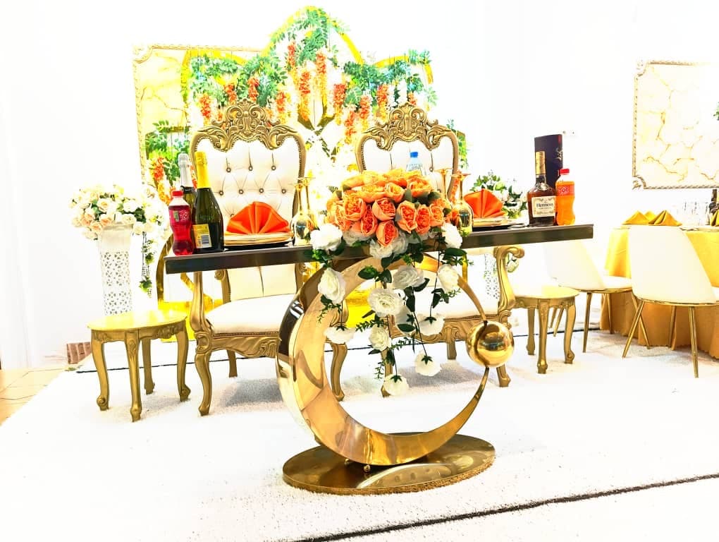 Scène des mariés blanc et or avec piste de danse personnalisée dans la Grande Salle Prestige