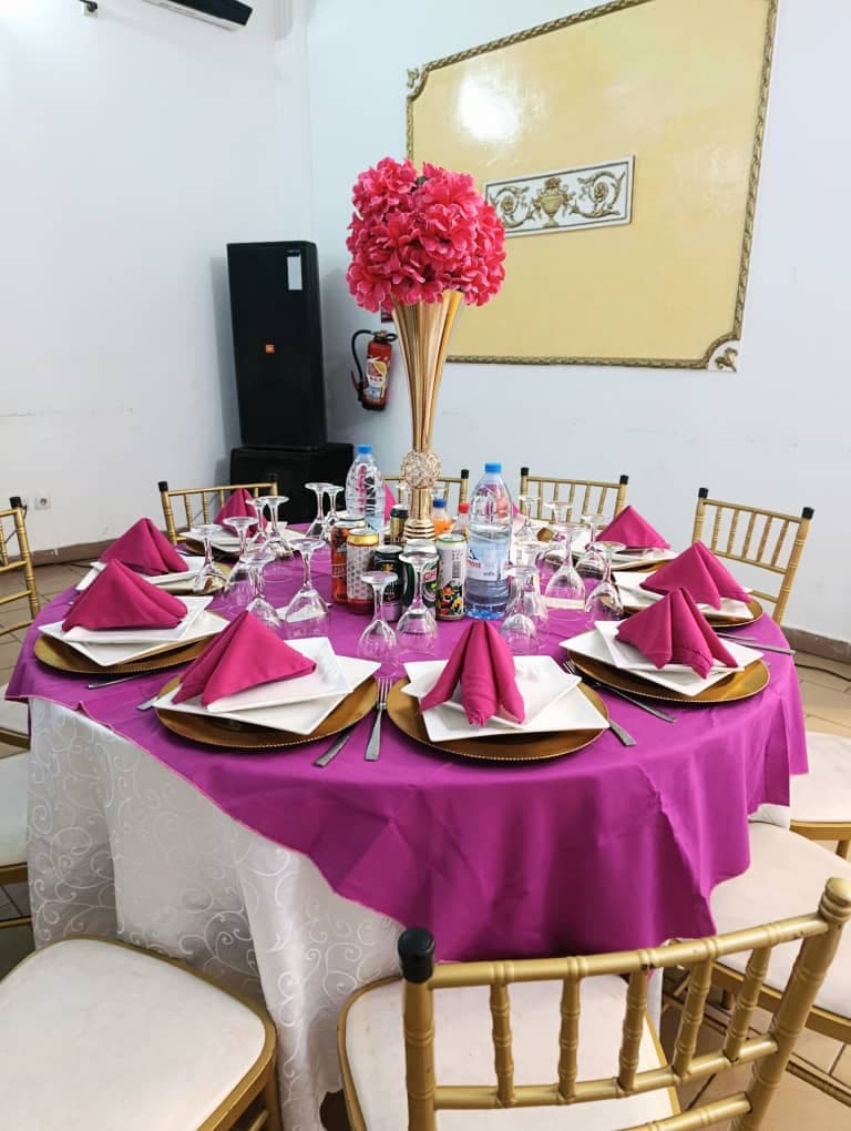 Trône des mariés vert et or avec draperies fleuries dans la Grande Salle Prestige